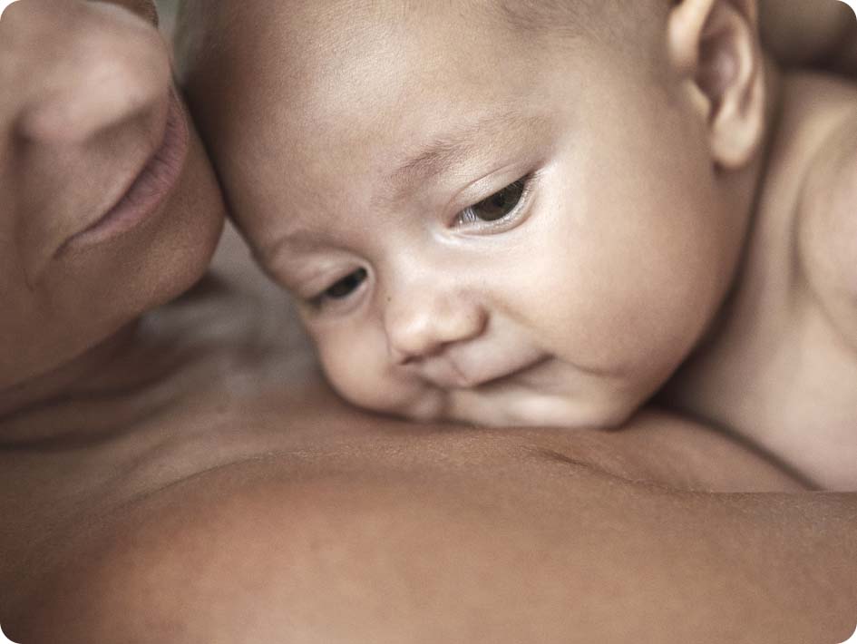 close-up van een hand op de rug van een ander persoon