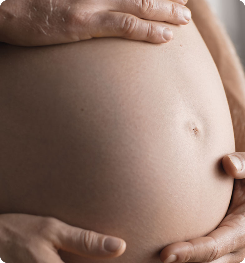 close-up van de handen van een volwassen vrouw die de handen van een baby vasthoudt