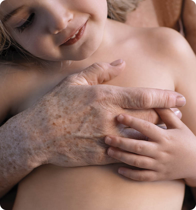 close-up van verschillende ineengestrengelde handen