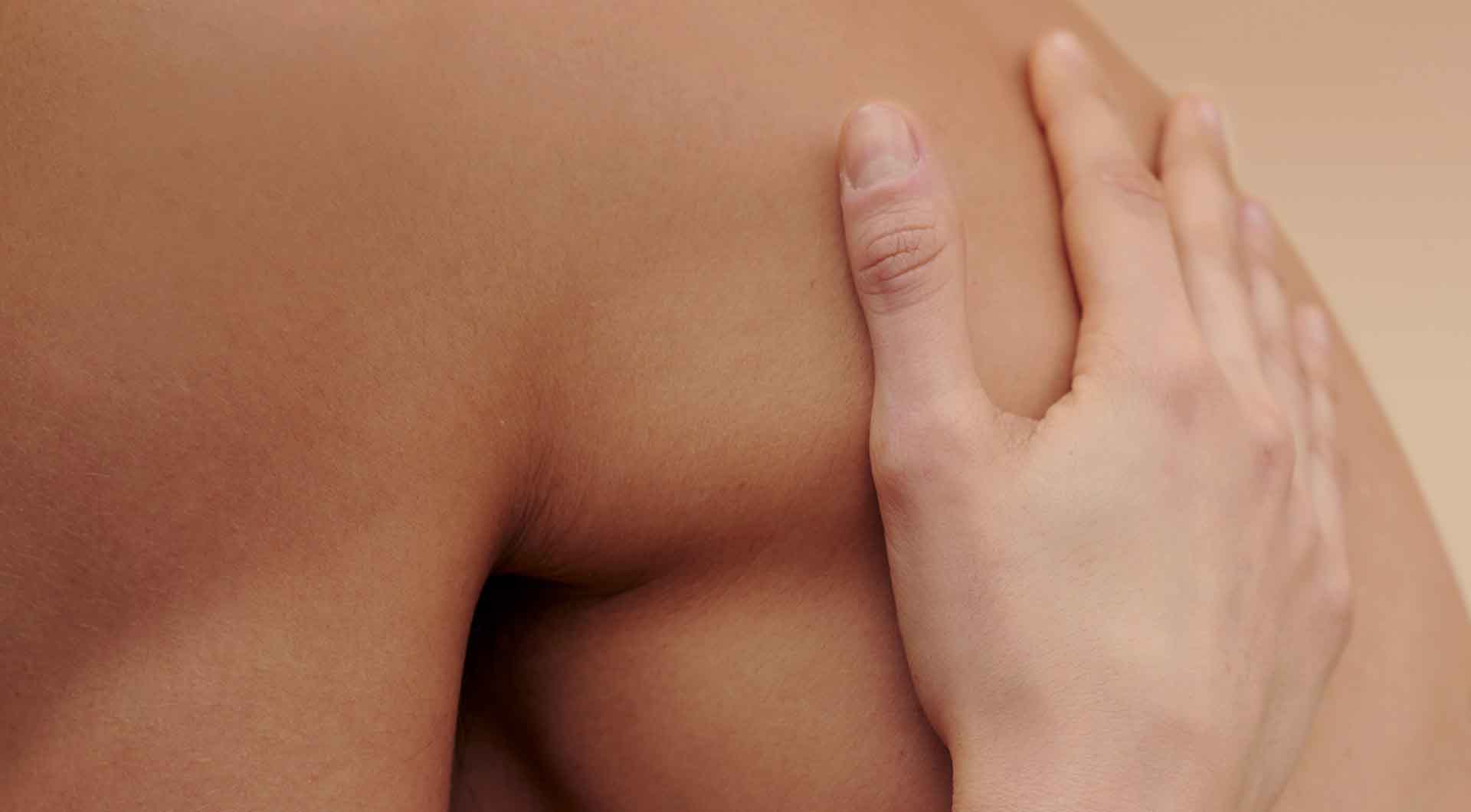 twee mensen die elkaar omhelzen op een gele achtergrond